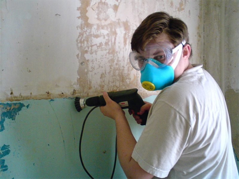Средства защиты при очистки бетонных стен от старой краски
