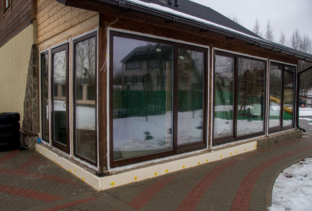 Веранда к дому с пластиковыми окнами верандное остекление дачи рамы ПВХ для закрытой террасы как сделать самостоятельно